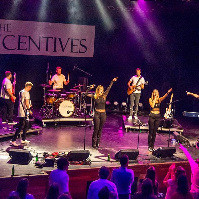 Compaen on tour band